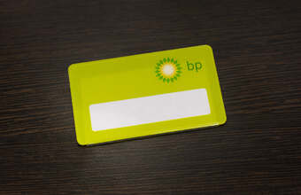 пластиковый бейджик с логотипом