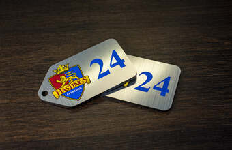 пластиковый номерок серебряного цвета