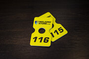 Пластиковый номерок желтого цвета с нанесением логотипа